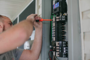 What are the symptoms of a bad circuit breaker?